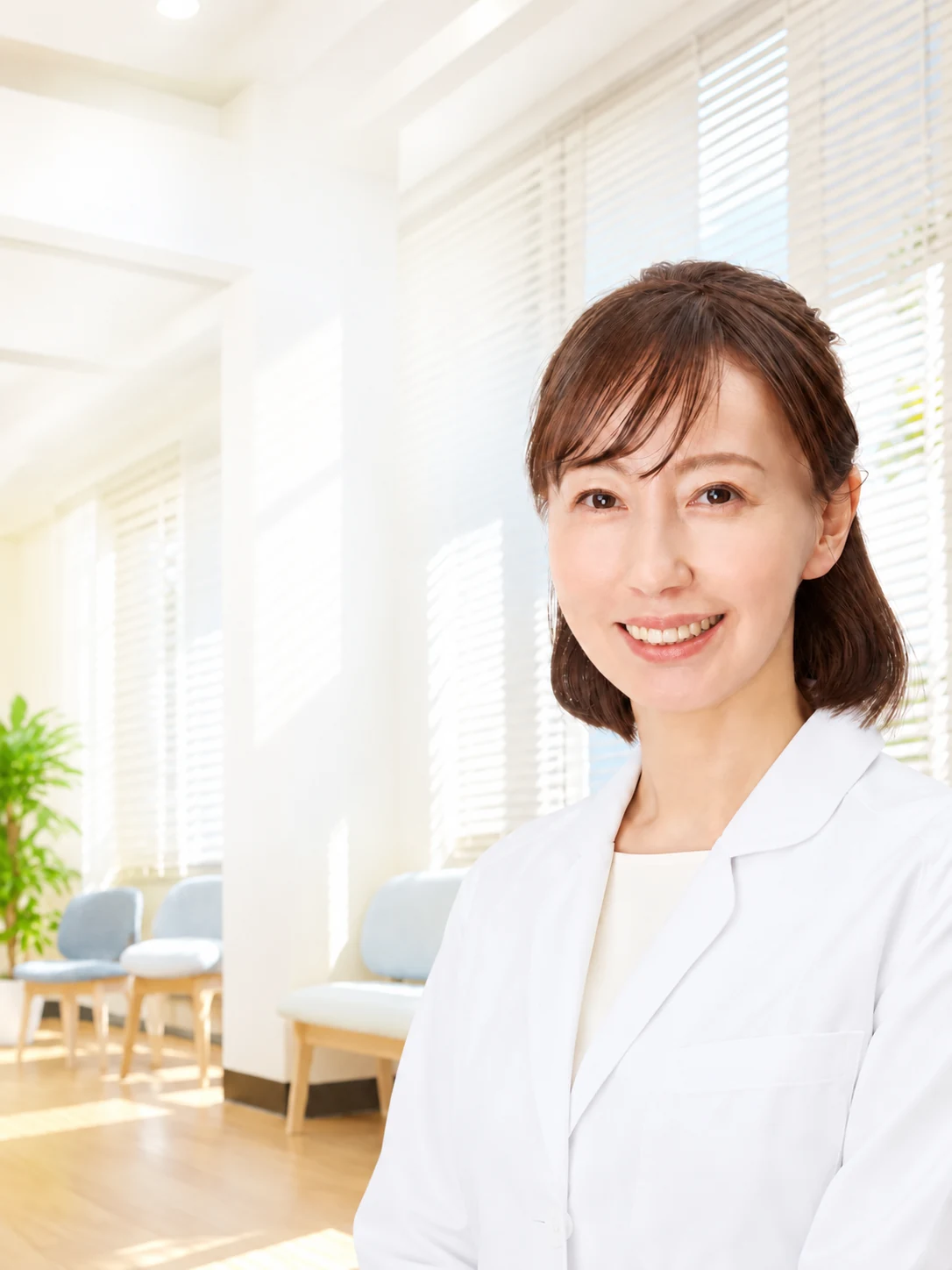 诊所内身穿白大褂的女性